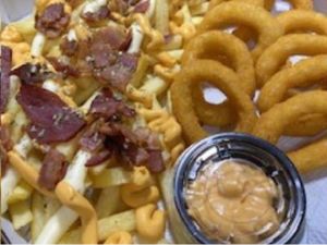 fritas com anéis de cebola completo grande