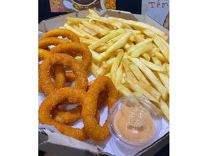 fritas com anéis de cebola simples grande