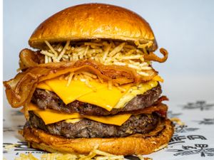 18 - X Cheddar duplo bacon com batata palha