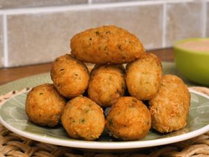 Porção de Bolinhos de Arroz com Presunto e Queijo