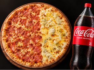 Pizza Grande 4 Queijos e Calabresa + Coca 2lt