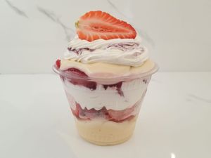 Copo da Felicidade - Morangos & Brigadeiro Branco