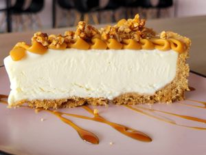 Fatia de Torta Cream Cheese com Doce de Leite e Crocante de Nozes e Amendoim