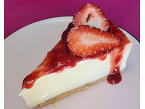 Fatia de Torta Cream Cheese & Frutas Vermelhas