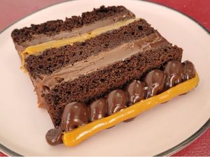 Fatia de Bolo de Brigadeiro com Caramelo