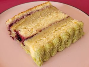 Fatia de Bolo Pistache com Geleia de Frutas Vermelhas