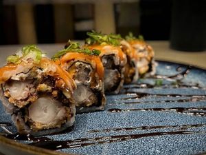 URAMAKI POLVO CROCANTE 10 PEÇAS
