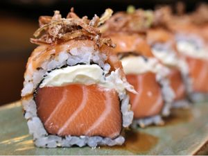 URAMAKI SUPER SALMÃO - 10 PEÇAS