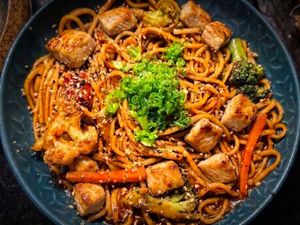 YAKISOBA DE FRANGO