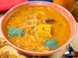 SOPA DA VOVÓ ( CARNE COM FEIJÃO E LEGUMES) NO BALDE 450ML.