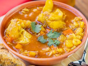 SOPA DE MOCOTÓ NO BALDE COM MACARRÃO 1L.