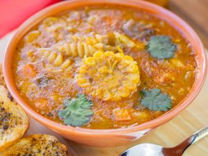 SOPA DE CARNE NO BALDE COM MACARRÃO 450ML