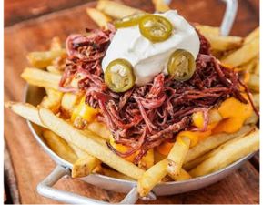 Batata Premium com largado desfiado e queijo mussarela gratinado