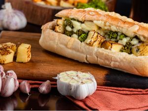 SandAlho de alho de BRÓCOLIS com QUEIJO COALHO