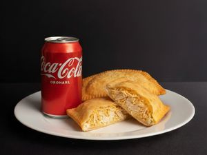 Combo 2 Pasteis - 1 Frango Com Catupiry e 1 Presunto e Muçarela + Coca Cola Lata