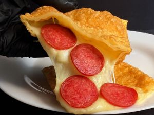 Pastel de Calabresa e Muçarela