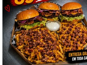 3 burgers com batata, cheddar e bacon