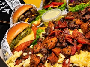 3 burgers com batata, mussarela e carnes