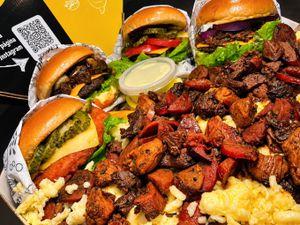 4 burgers com batata, mussarela e carnes