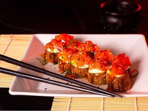 Hot tartar de salmão + geleia piment