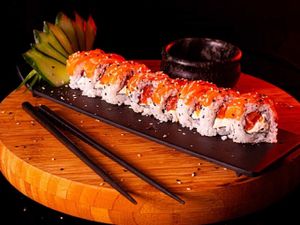 Uramaki salmão cebola crispy