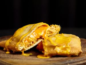 07 - Pastel frango, Catupiry e cheddar (Grande)  Por Apenas 24,40