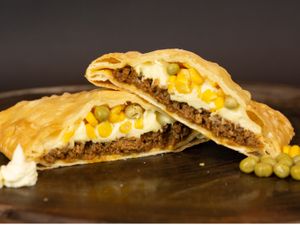 01 - Pastel Carne, milho, ervilha e requeijão