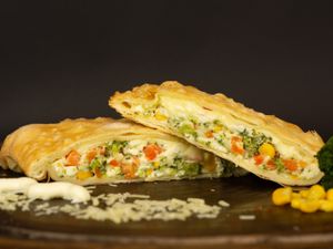 16- Pastel ricota, milho, cenoura, brocolis, Catupiry e mussarela