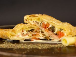 13 - Pastel presunto, mussarela, tomate e orégano
