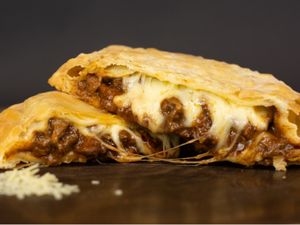 26 - Pastel Iscas de carne ao molho barbecue Com mussarela