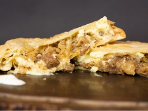 27- Pastel iscas de carne acebolado Com Catupiry