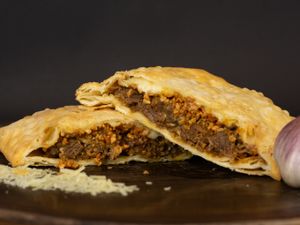 28 - Pastel Iscas de carne ao alho e oleo Com Catupiry e Mussarela