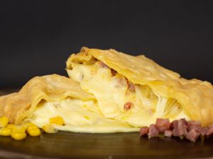 23 - Pastel Bacon, ovo, milho, Catupiry, mussarela
