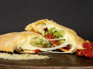 34 - Pastel Brocolis,tomate seco e Catupiry Com mussarela e cream cheese