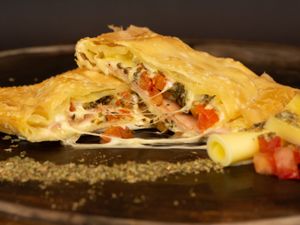 30 - Pastel Americano Calabresa, presunto, tomate, orégano e mussarela