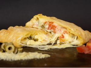 33 - Pastel Azeitona, tomate, mussarela Com cream cheese