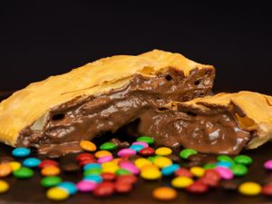 59 - Pastel Chocolate Preto C/ Mms