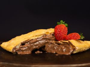 53 - Pastel Chocolate Preto Com Morango