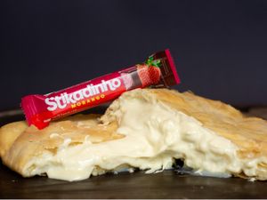 62 - Pastel Chocolate Branco C/ Stikadinho