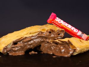 62 - Pastel Chocolate Preto C/ Stikadinho