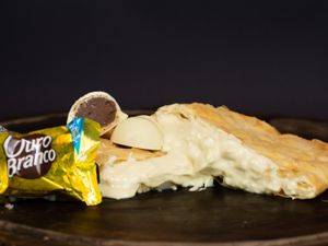 63 - Pastel Chocolate Branco C/ Ouro Branco