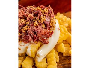 Batata com carne seca desfiada e catupiry