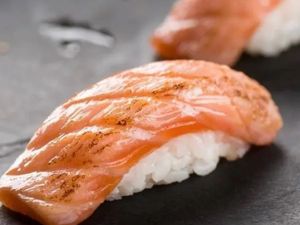 Sushi Salmão maçaricado (4 unid.)