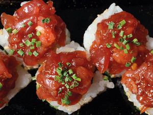 Uramaki Tuna c/ Teriyaki e amêndoas (10 unid.)