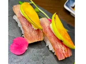 Niguiri Atum flambado com maçã verde caramelizada (2 unidades)