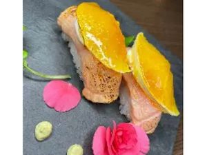 Niguiri Salmão flambado com laranja caramelizada (2 unidades)