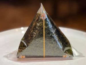 ONIGUIRI DE PATÊ DE FRANGO