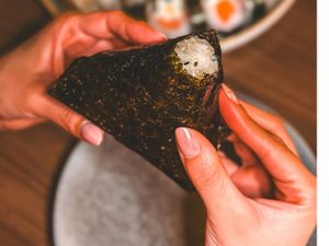 ONIGUIRI DE SHIMEJI NA MENTEIGA