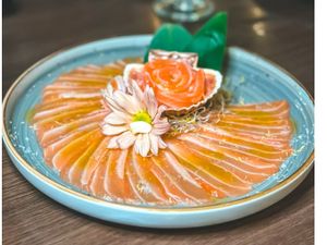 CARPACCIO SALMÃO COM AZEITE DE TRUFAS NEGRAS COM FLOR DE SAL