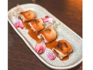 Gunkan Pera Caramelizada (4 unidades)